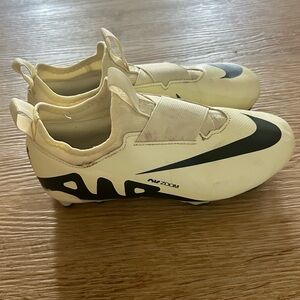 Nike Unisex-Child Zoom Vapor 15 Academy soccer cleats